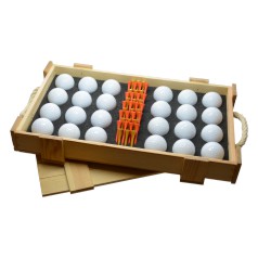 Munitionskiste mit Schaumstoffeinlage, 24 Srixon Z-Star Golfbällen und Tees.
