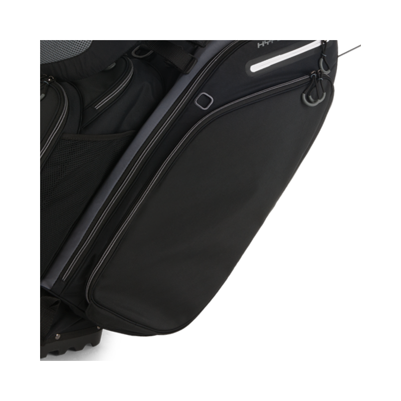 Darstellung des Stickbereiches auf der großen Seitentasche der Tragetasche Callaway Hyper Lite 4 Black.
